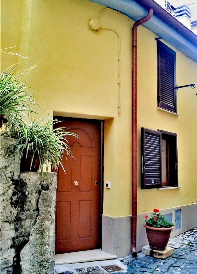 Casetta Nel Centro Storico Apartment Norma Luaran gambar